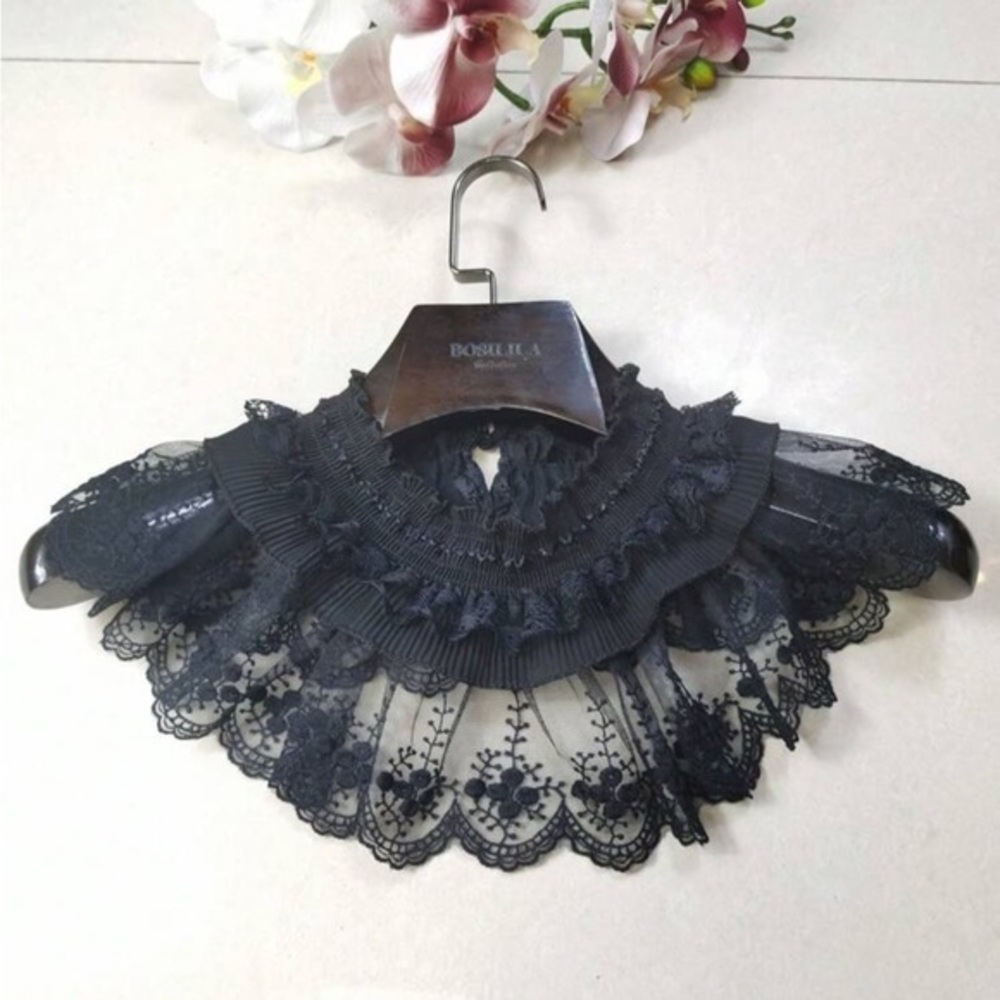 ✨NEW✨Black Lace Collar